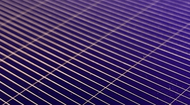 Fig. 1: At just 19 micrometers in width, the copper contacts are extremely thin. As a result, the light-sensitive silicon layer does not experience much shading. © PV2+